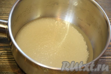 В кастрюльку или сотейник всыпать сахар и добавить воду.