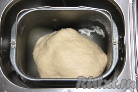 Вот так должно выглядеть дрожжевое тесто после замеса в хлебопечке.
