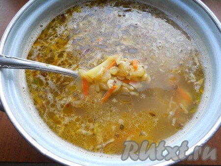 Когда картофель будет готов, добавить в кастрюлю содержимое сковороды, перемешать. Кипятить гороховый суп с грибами на медленном огне 4-5 минут.
