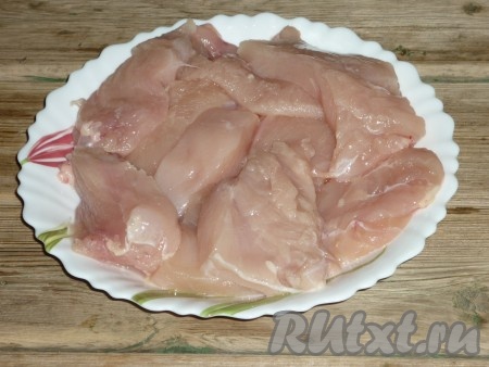 Куриное филе промыть холодной водой и обсушить. Нарезать филе на порционные кусочки. 