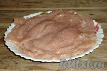 Отбить каждый порционный кусочек мяса через пищевую плёнку до толщины 0,5 см. 