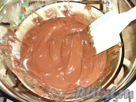 Соединить шоколад с маслом в одной миске и растопить на водяной бане. 
