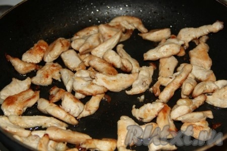  Куриное филе нарезаем полосками и обжариваем на сковороде до золотистого цвета.