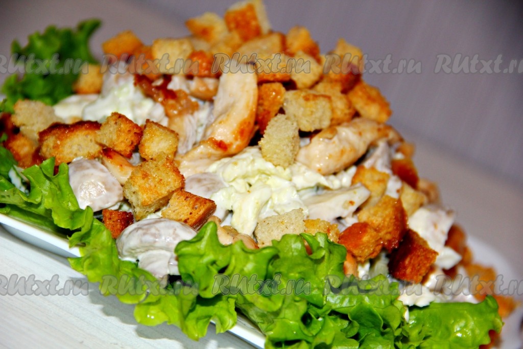 Салат с копчёной курицей, грибами и сыром