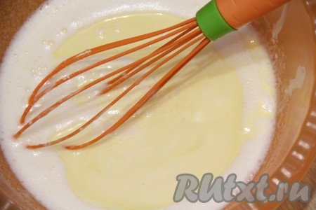 Масло или маргарин растопить и слегка остудить. Влить растопленный маргарин в яичную смесь и хорошо перемешать.