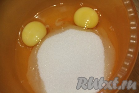  В удобную миску для замеса теста вбить яйца и добавить сахар.