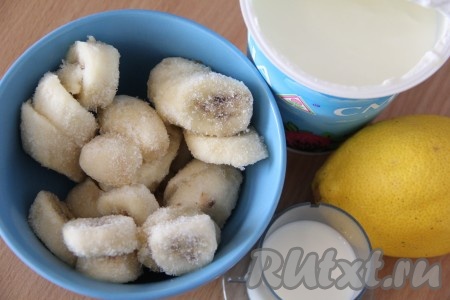Подготовить продукты для приготовления мороженого. Бананы почистить, нарезать на колечки и отправить в морозилку на 1-2 часа. 