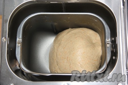 Производить закладку продуктов нужно в соответствии с инструкцией к вашей хлебопечке. Выставить режим выпекания "Основной" или "Белый хлеб", у меня он занимает 3 часа 30 минут. Вес буханки - 1 кг, цвет корочки - "Средний". Контролируйте формирование колобка, если тесто будет липким и вязким, добавьте немного пшеничной муки. Колобок должен быть эластичным и не липнуть к стенкам ведёрка.
