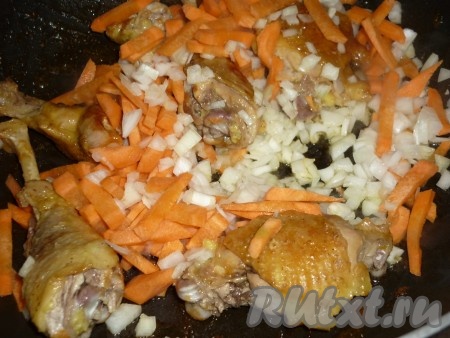К обжаренному куриному мясу добавить лук с морковью и обжарить в течение 3-5 минут, помешивая. 
