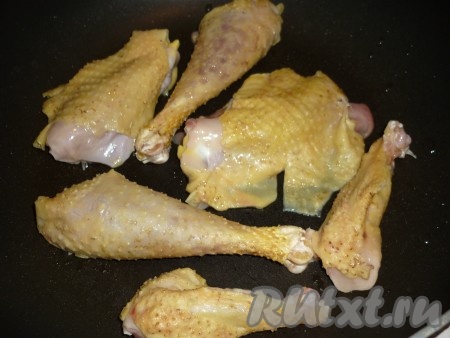 Чечевицу промыть, залить холодной водой на 30 минут.  Курицу разрезать на порционные кусочки, промыть, обсушить, выложить на разогретую сковороду с растительным маслом и обжарить со всех сторон в течение 10-15 минут, до золотистой корочки. Если Вы готовите не домашнюю курицу, то обжарки будет достаточно. Если же вы готовите домашнюю курочку, то мясо, обжаренное до золотистой корочки, нужно залить 1 стаканом воды  и потушить до полуготовности. Посолить по вкусу.