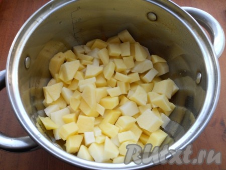 Нарезать картофель небольшими кубиками в кастрюлю, залить водой и отварить, посолив, до готовности (минут 25-30).
