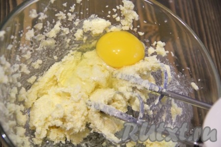  Затем добавить яйца, по одному, продолжая взбивать.