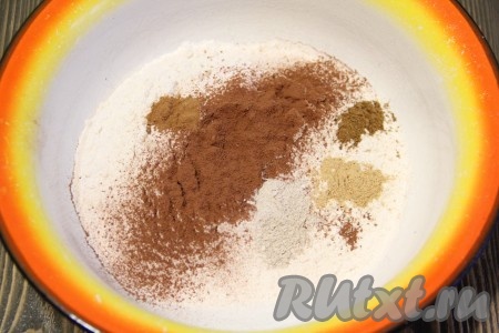  В глубокую миску просеять муку, добавить специи, какао и соду.