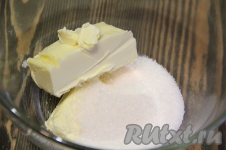  В отдельную миску всыпать сахар и добавить мягкое масло.