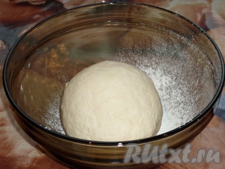 Замесить мягкое, эластичное тесто, положить его в миску, накрыть полотенцем (или можно завернуть в пищевую плёнку) и оставить при комнатной температуре на 30-40 минут. 
