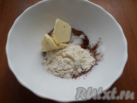 В отдельной миске приготовить шоколадную крошку, для этого смешать какао с сахаром и мукой, добавить кусочек холодного сливочного масла из холодильника.