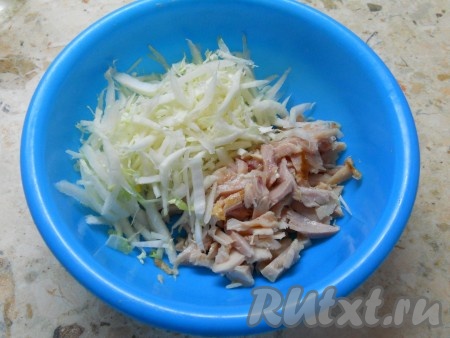 Тонко нарезанную пекинскую капусту чуть посолить и слегка помять. Копченую курицу отделить от костей и шкуры, нарезать брусочками и добавить к капусте.
