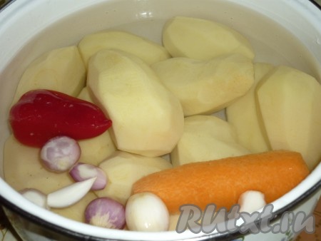 Пока утка жарится, картофель, лук и морковь очистить. Из болгарского перца убрать семена. Овощи помыть. 
