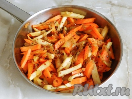 На отдельной сковороде на растительном масле обжарить корень сельдерея, лук и морковь, посолить, приправить специями. Обжаривать в течение 5 минут, помешивая.
