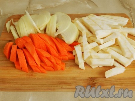 Корень сельдерея, лук, морковь очисть и крупно нарезать.
