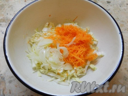 К капусте добавить натертую на мелкой терке свежую морковь и тонко нарезанный репчатый лук.
