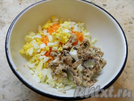 Добавить рыбу в салат с пекинской капустой, морковью и луком. Сваренные вкрутую яйца очистить, нарезать достаточно мелко и добавить в салат к остальным продуктам.
