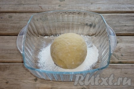 В просеянную муку вбить яйца и замесить мягкое тесто. Вымешивать в течение 7-10 минут. Накрыть полотенцем и оставить на 1 час отдохнуть.
