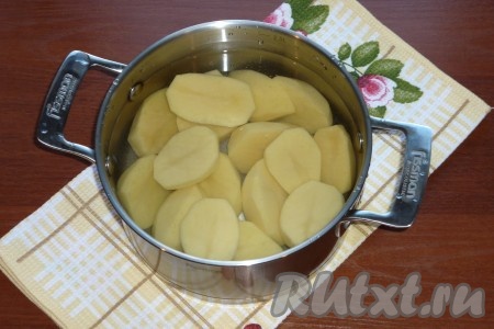 Картофель очистить, помыть и отварить в подсоленной воде до готовности. Время варки будет зависить от сорта картофеля. 
