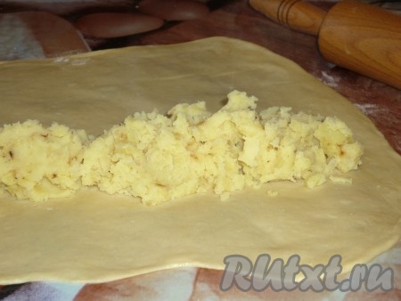 Картофельную начинку выложить в нижней части теста, отступая от края.