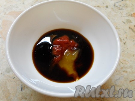 К соевому соусу добавить томатную пасту и мед, тщательно перемешать до однородного состояния.