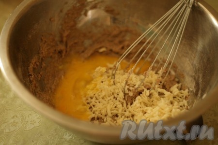 В тесто добавить сыр и яйцо.