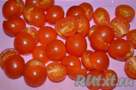 Разрезать пополам помидоры черри.
