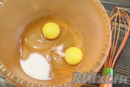 В глубокую миску вбить яйца, добавить сахар и соль.
