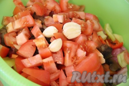 Добавить помидоры в общую массу. Чеснок почистить и раздавить ножом. Добавить чеснок к овощам и мясу.