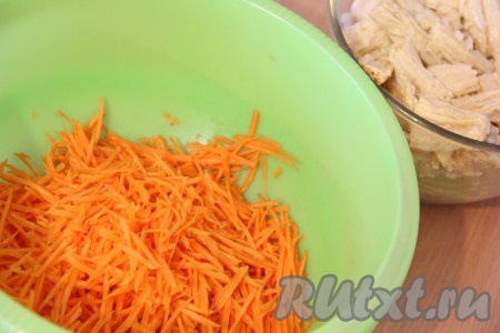 Морковь натереть на тёрке для моркови по-корейски и выложить в глубокую миску.