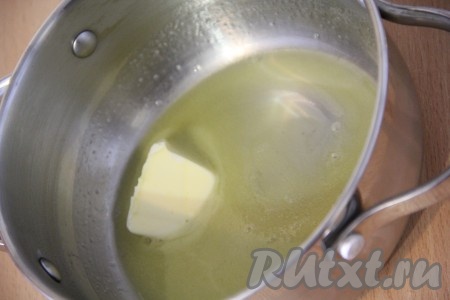Приготовить соус. В кастрюльку выложить сливочное масло и растопить его на среднем огне.