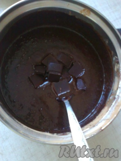 Добавляем 50 грамм измельченного горького шоколада и еще раз хорошо перемешиваем.