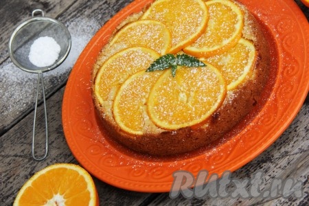 Перед подачей посыпать сахарной пудрой и украсить листиками мяты. Вот такой красивый перевёрнутый апельсиновый пирог получился.
