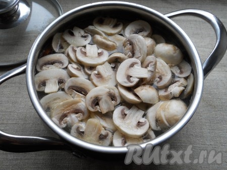 Поместить картофель и грибы в кипящий бульон с мясом. Далее варить суп 25-30 минут на слабом огне. При необходимости долить горячую воду.
