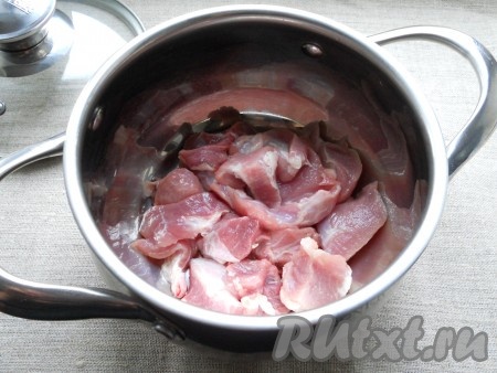 Мясо нарезать средними кусочками, поместить в кастрюлю.
