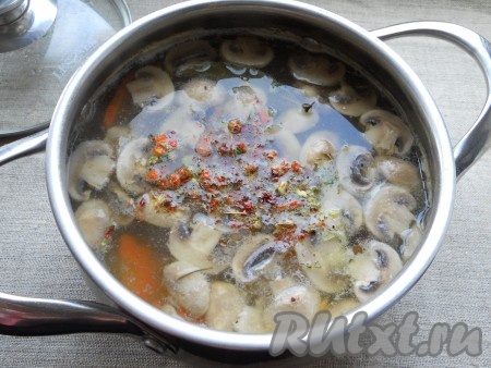 Добавить в суп лавровый лист, специи и приправу, перемешать и варить 10 минут. В конце добавить измельченный чеснок.
