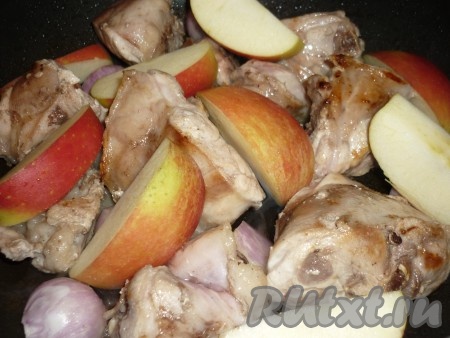Яблоки разрезать на дольки, удалив семечки, и добавить на сковороду к кролику и луку. 

