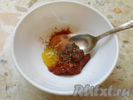 Соединить мед, соль, красный и черный молотые перцы, томатную пасту.
