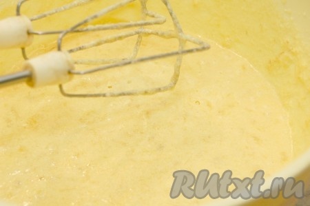 Добавить банановое пюре и воду к масляно-яичной массе, тщательно перемешать миксером.