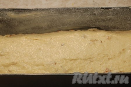 Выложить тесто в форму и отправить бананово-ореховый кекс в заранее нагретую до 180 градусов духовку.