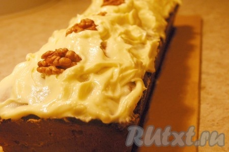 Смазать поверхность кекса полученной масляной глазурью и украсить кусочками грецкого ореха. Хранить банановый кекс лучше в холодном месте.