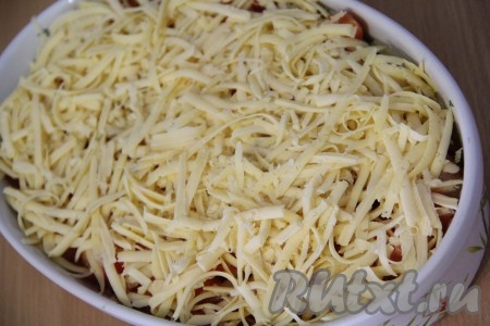Сыр натереть на крупной тёрке. Посыпать овощную запеканку сыром и поставить в разогретую духовку. 
