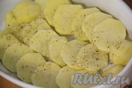 Картофель очистить, нарезать кружочками и выложить на дно жаропрочной формы. Посолить и поперчить.
