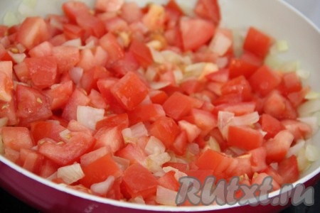 Помидоры вымыть и мелко нарезать. Добавить измельченные помидоры в сковороду. Тушить помидоры с луком в течение 5-7 минут, периодически перемешивать.