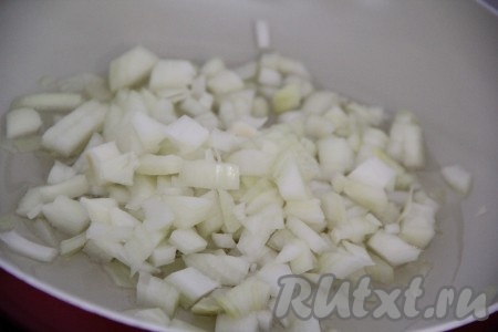 Лук очистить и мелко нарезать. В сковороду влить растительное масло, добавить лук в сковороду.
